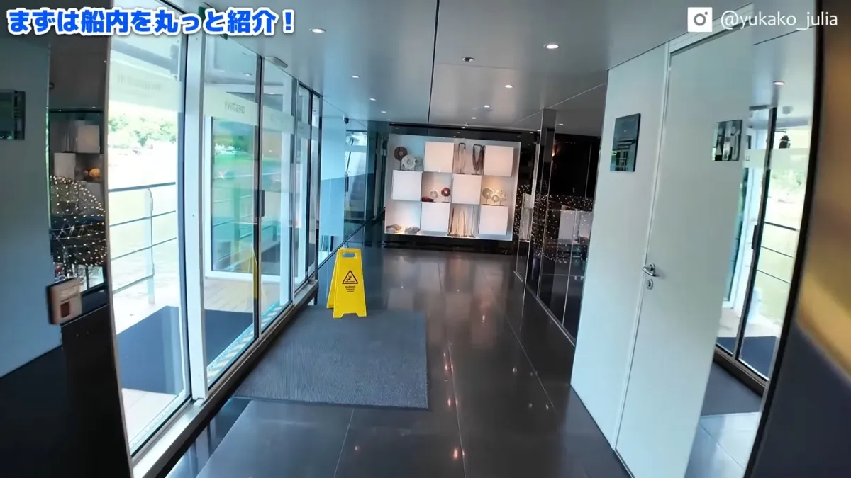 大きな窓が並ぶ船内の通路