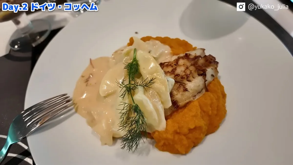 メインレストランのディナー。白身魚の料理